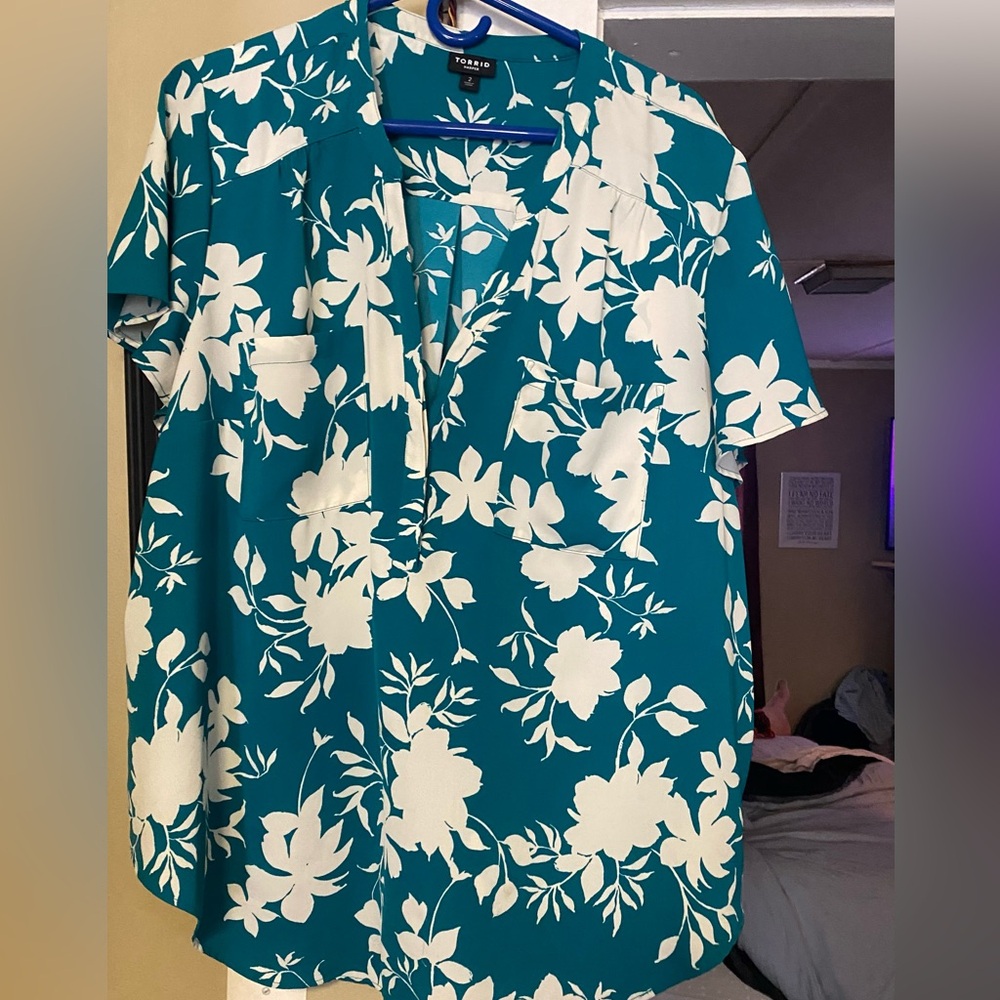 Torrid size 2 ladies blue and white blouse
